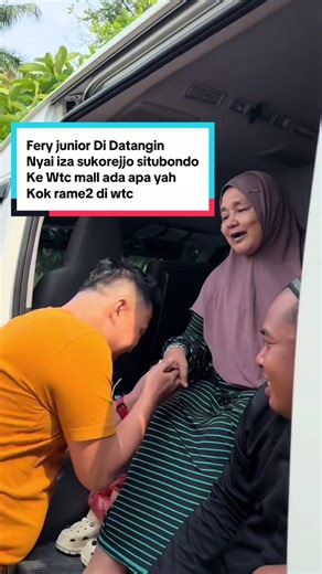Kunjungan Nyai Izza ke WTC Mall Surabaya