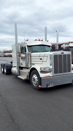 Choosing Between Peterbilt 389 and 589 Trucks