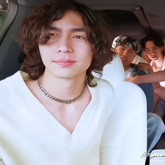 Navigating Jealousy in Friendships: A Relatable Edit