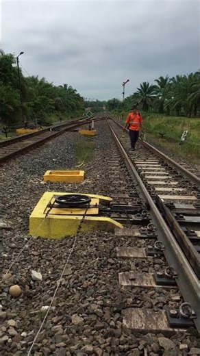 maintenance wesel rel kereta api