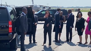 26K views · 617 reactions | JUST IN: Vice President Kamala Harris greets everyone as she continues her tour in Atlanta to get more people vaccinated. LIVE coverage on Channel 2 Action News at Noon. Read more about her trip here >>> 2wsb.tv/3wEk5QC | WSB-TV | Facebook