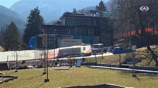 Gradnja novega hotela pri Rimskem vrelcu v Kotljah je v zadnji fazi. Zaključek del je predviden pozno spomladi, prve goste pa bo hotel pod Uršljo goro sprejel 6. julija letos. 3284. VTV magazin - sobota, 28. februar 2026 Rimski vrelec Občina Ravne Na Koroškem | VTV Studio