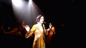 Sou a pessoa Maria Na água quente E boa gente tua Maria Voa quem voa Maria E a alma sempre boa Sempre vou à Maria | Marisa Monte