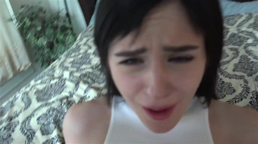 Rosalyn Sphinx leckt ihre Muschi, gibt ihr einen epischen Schlagjob und nimmt den Schwanz tief im Pov Amateur