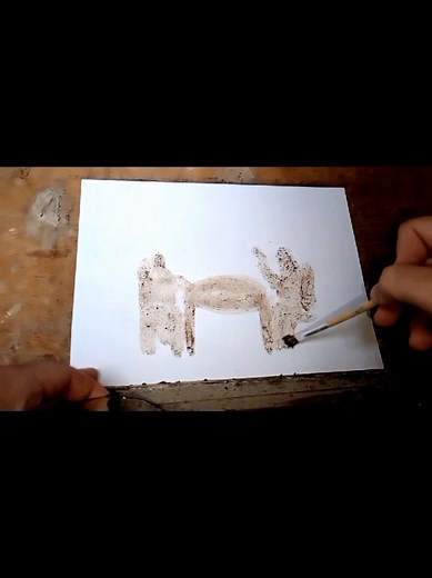 Kreativno slikanje sa talogom od kafe i komadima drveta