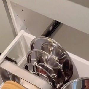 IKEA Switzerland on Instagram: "Tidy up your kitchen drawers in 3,2,1 ...🍴🧂💫 Don't underestimate the power of organised kitchen drawers 💥 Once organised, it saves you time, hassle and looks pretty, too. So let's get to it: 1️⃣ Before organising, get rid of the clutter. Take some time to determine of you still want or need the item and if it actually should be stored in your drawer. 2️⃣ Consider what does and does not fit into your drawers 3️⃣ Give every item a home by finding the right organ