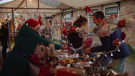 2.2K views · 31 reactions | Zin in een knusse kerstmarkt? Op zaterdag 16 december ben je van harte welkom op de kerstmarkt in Oosterend. In het historische centrum vind je gezellige kraampjes en natuurlijk kun je jezelf opwarmen met een glaasje chocolademelk of glühwein. | Texel Informatie | Facebook