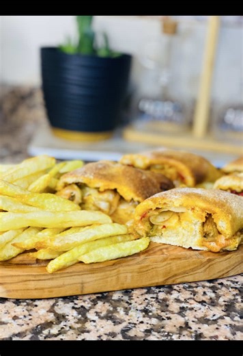 Baguette farcie ❤️😍 المقادير : 400 غ قرينة 10 غ خميرة 3 مغارف زية زيتونة حليب دافي مغرفة سكر ملح الطريقة: فرينة زية تخلطهم و بعد تزيد الخميرة سكر ملح و تلمها بالحليب دافي و تكون العجينة طرية❤️ #fyp #explore #cooking #cuisine #tunisia🇹🇳 #tiktok #بنة #tendance #المطبخ_التونسي