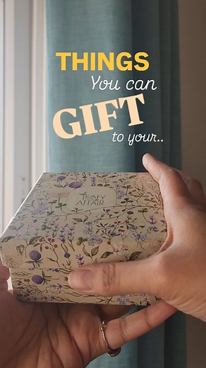 73K views | If you don't wanna be cliché but wanna be old school.. we have got you covered  Go order for your pasandida aurat.. or if you're one, then this is your sign to drop a hint 殺 #leafyaffair #flowers #giftsforher #pasandidaaurat #valentinesdaygiftideas #leafertribe #floraljewelry | Leafy Affair | Facebook