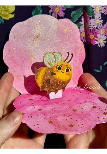 Tutorial on Youtube Handmade postcard with bees #kat_branch #art #bee #postcard #tutorial #popupcard #greeting_card #papercraft #grettingcard