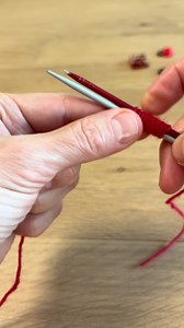 Turkish cast on This is an alternative to Judy’s magic cast on and is in fact really, really simple! I’ve been hesitating to use it, but thought I’d try it out on this mini project. You can use it for sock toes on toe-up socks, or as a provisional cast on as shown in this video. Have you ever used the Turkish cast on in your knitting projects? https://annaplexisinenglish.wordpress.com/2022/04/27/casting-on/ | Annaplexis