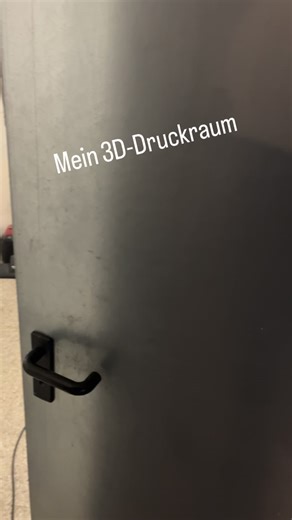 Alexander Bauer-Hekel on Instagram: "Mein 3D-Druck-Raum. Was als Hobby begonnen hat, ist heute fast täglich fürs Handwerk im Einsatz. Hier entstehen keine Spielereien, sondern Werkzeuge: Schalungen, Formen, Prototypen für Beton und Terrazzo - und auch alles andere was der Kopf haben will. Digital gedacht. Handwerklich umgesetzt. #3ddruck #betonbauer #formbau #schalungsbau #handwerk #werkstatt #beton #prototyping #digitaleshandwerk"