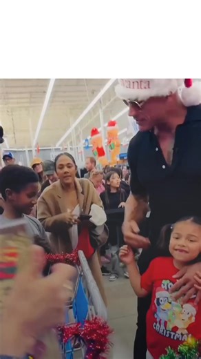 Wo ist deine Mama und wessen Kind ist das? 😂🎅🏾 Außerdem macht Dwayne "The Rock" Johnson Spenden und leistet Wohltätigkeitsarbeit für bedürftige Kinder in der Weihnachtszeit 💕 | Ikonen