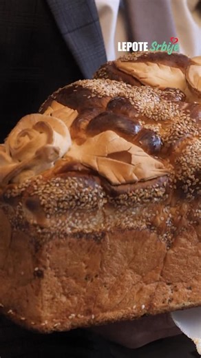 LEPOTESrbije 💚❤️ on Instagram: "ZAŠTO SE ČESNICA LOMI, A NE SEČE? . . . #lepotesrbije #srbija #viral #viralvideo #serbia"