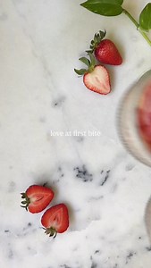 @jar.of.lemons These Strawberries & Cream Overnight Oats are truly love at first bite! 🍓💞 They’re creamy, made with real strawberries, high-protein Greek yogurt, and a hint of vanilla. They make the perfect meal-prep breakfast that feels a little extra special, but requires almost no effort at all! Comment “RECIPE” to save this to your DM’s! ✨ Ingredients: ▢ 1 cup rolled oats ▢ 1 cup milk of choice ▢ 1/2 cup plain Greek yogurt ▢ 1 tablespoon chia seeds ▢ 1 to 2 tablespoons maple syrup or honey
