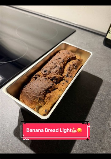 * 2 banane * 2 uova * 160 g yogurt greco * 160 g farina d’avena * Mezza bustina (8 g) di lievito * Dolcificante * Gocce di cioccolato