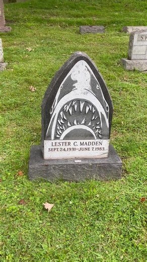 Love this video of the famous #JAWS gravetone in #Allegheny Cemetery, #Pittsburgh. (clip via @Whittdocs) ❤️🦈