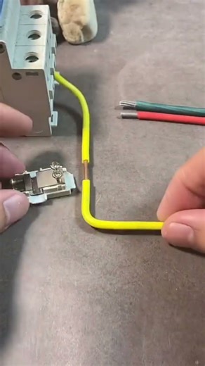 This is a special tool for joining several cables to make them stronger.