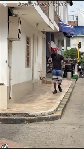 ᴇᴅɪᴛ on Instagram: "Open the door prank🤣🤣#prank #funny #foryou #tiktok #passerby"