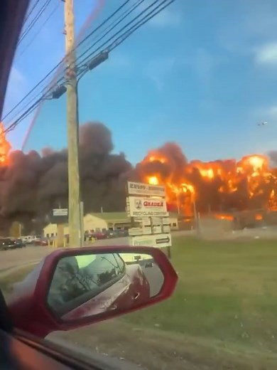 6.3K views · 132 reactions | Just now: Large explosions after UPS Flight 2976 crashes near Louisville International Airport in Kentucky Watch More: https://www.newsflash12.info/archives/1762 | Aviation GM | Facebook