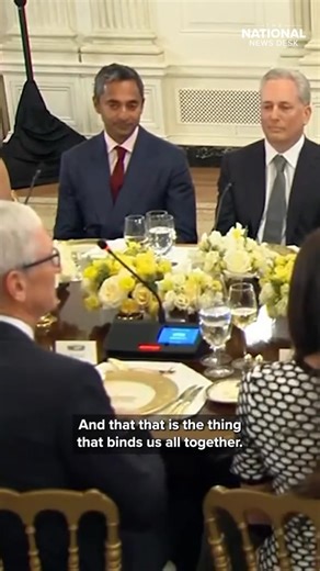 🍽️💰 Das Abendmahl der Tech-Hu**n: Cook & Co. küssen Trumps Ring 💍 Gestern im White House: Die mächtigsten Tech-CEOs der Welt kriechen Trump in den A*sch. Video zeigt alles. Die Gästeliste der käuflichen Seelen: Tim Cook (Apple) 🍎 - 2017: “Privacy ist ein Menschenrecht!” / 2025: sitzt neben Trump und lächelt Mark Zucker. (Meta) 🤖 - Der Mann der Trump von FB bannte, sitzt jetzt NEBEN IHM am Tisch Bill Gates (Microsoft) 💻 - Neben Melania platziert. Lacht über Trump’s “Witze” Sam Altman (OpenA