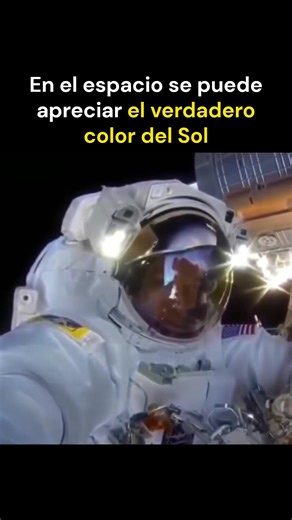☀️❓ ¿De qué color es realmente el Sol? Aunque lo vemos amarillo o rojizo desde la Tierra, en realidad el Sol es blanco. Su luz contiene todos los colores del espectro visible mezclados, lo que produce un blanco brillante. Entonces, ¿por qué lo vemos amarillo o anaranjado? 🌍 La atmósfera de la Tierra dispersa la luz azul y verde, haciendo que predominen los tonos cálidos cuando miramos al Sol desde abajo. Por eso, al amanecer o al atardecer lo percibimos más rojo. 👉 En el espacio, sin la atmósf