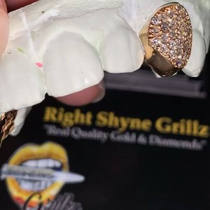 VS1 22K STRAIGHT BOX SETTING .. PULL UP TO THE BEST GRILL SHOP IN OKLAHOMA @right_shyne_grillz 1111 S Eastern Ave booth 181 the all red booth !! 4058757030 WE WILL GET YOU RIGHT !! #rightshynegrillz #goldteeth #goldgrillz #diamondgrillz #vsdiamondgrillz #vvsdiamondgrillz #whitegoldgrillz#yellowgoldgrillz #oklahomagoldgrillz #bestgrillzinoklahoma #oklahomagrillz | Right Shyne Grillz | Facebook