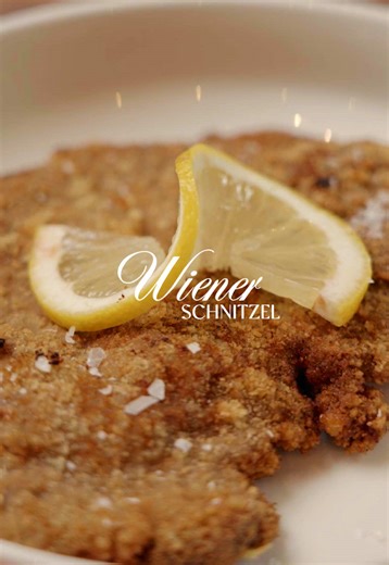 🍋 Wiener Schnitzel 🍴 4 Personen Zutaten: 4 Scheiben Kalbsschnitzel Fleisch aus der Keule Salz, Pfeffer 2-3 EL Mehl 2 Eier Milch 150g Paniermehl Reichlich Butterschmalz zum anbraten oder Rapsöl Zitrone Zubereitung: Fleisch ausbreiten, etwas plattieren und würzen. Semmelbrösel in eine Schale füllen. Eier mit einem Schuss Milch in einer Schüssel verquirlen Das Mehl auf einen Teller geben. Die Schnitzel erst im Mehl wenden, dann durch die Eimasse ziehen und zum Schluss in die Semmelbrösel. In eine