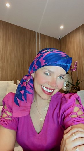 17K views · 21 reactions | Dica de lenço na cabeça suuuuper fácil e elegante! 殺 Echarpe: coleção Pink Purple da @scarfme ❤️ Você gostou? Me conta!  #scarfme #lenço #anjorosa #comunidadeanjorosa | Scarf Me | Facebook