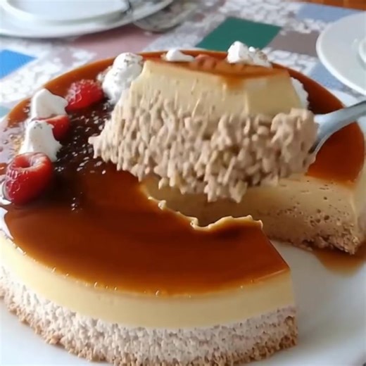 ☕🍮 Tarta de Café Cremosa con Caramelo (con base de galleta) Un postre fresquito, suave y con sabor a café… ¡y lo mejor: se hace súper fácil! 😍 🧾 Ingredientes (molde 20–22 cm) ✅ Caramelo Caramelo líquido al gusto (o azúcar un chorrito de agua) ✅ Base 200 g de galletas tipo María 90 g de mantequilla derretida ✅ Relleno 1/2 litro de café preparado (mejor fuerte) 1/2 litro de nata líquida (crema para montar) 1 sobre de Flan Royal (8 raciones) 3 cucharadas de azúcar (ajusta al gusto) ✅ Decoración 