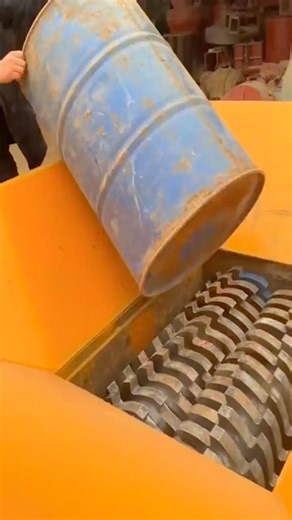 Blue Barrel vs Giant Shredder 🔥