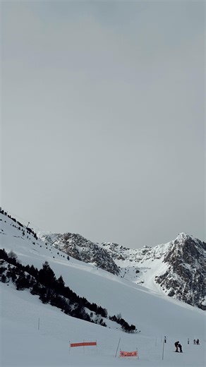 Laetitia THOMAS on Instagram: "Pov : tu mets un micro à ton enfant qui descend les pistes de ski #humour viral love #boys #holidays"