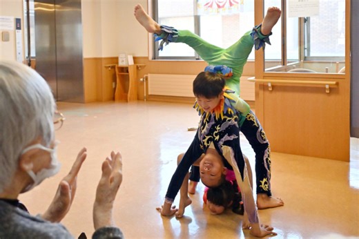 「曲がる芸術」曾祖母へ届け　帯広出身の小山内さん一家が特養でサーカス披露（十勝毎日新聞）