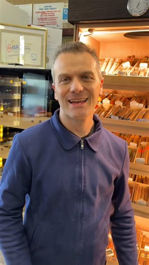 Il Toscano Originale Millennio 2025 rappresenta una declinazione particolare di un sigaro storico della tradizione italiana. È realizzato interamente a mano secondo il metodo Toscano, utilizzando tabacco Kentucky italiano fire-cured**, elemento centrale del suo profilo strutturale e aromatico. Dal punto di vista tecnico, mantiene un corpo pieno e un gusto secco e deciso, caratteristiche tipiche dell’Originale, con una costruzione coerente con la manifattura tradizionale. 🔹 Lavorazione artigiana