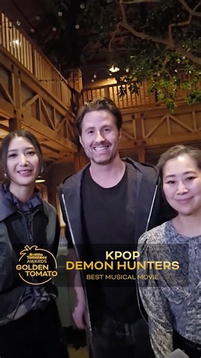 #KPopDemonHunters directors and singer Ejae thank the critics and fans for their Rotten Tomatoes Award win for Best Musical Movie! | MOVIECLIPS