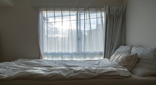 Comment fixer une tringle à rideaux sur des fenêtres PVC ?