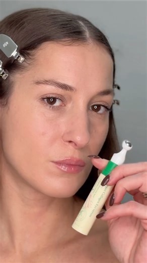 @mur.mur_style on Instagram: "Proof is in the pinch 👀✨ After one week with Vegan Collagen Eye Serum, my under-eyes feel smoother, firmer, and brighter 🤍 Eye care that actually shows results. @axisy_official #axisy #axisyeyeserum #antiaging #kbeauty #wrinkle"