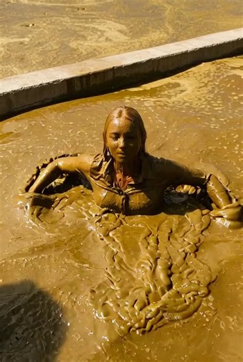 Michaela holt sich eine Erfrischung am Güllebecken ab. Schönen Donnerstag 💩🤗