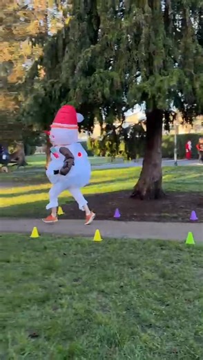 Our 1st Snowman racing to the finish in a stunning time of 30.33. Thank you to Kay Yung for capturing this amusing footage!⛄️💨📸 | Woking parkrun