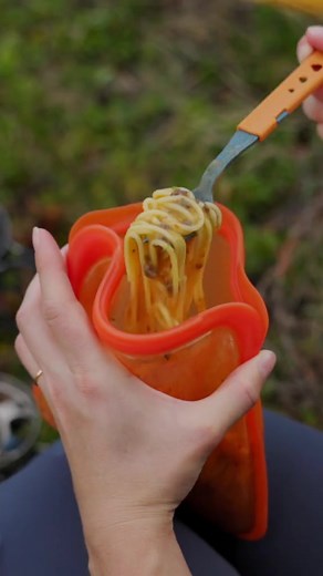 Don’t mind my European husband cringing behind the camera as I break the pasta noodles to fit into the pot.. 😬 Easy backpacking spaghetti: Serves 1-2 - 1 cup dehydrated ground beef - 1 spaghetti sauce mix packet - 1 tsp tomato paste (optional for more pronounced tomato flavour) - pinch of chilli flakes - pinch of dried basil and oregano - 100-150g spaghetti noodles Add 1.5 cups boiling water to a heat-proof bag with dehydrated beef, the sauce mix, tomato paste, and spices. Seal and let rehydrat