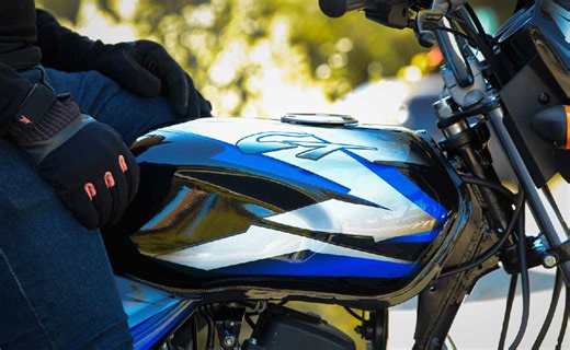 Casi 700 km de autonomía y menos de 1.500 dólares: Bajaj ya ofrece su nueva moto urbana