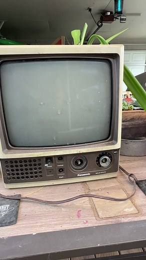My dad found the TV I watched #childhoodtvshows on from #1976 in his attic. Does it still work? Let’s assess it and find out! #restorationproject #70stech #70stechnology #retrotech #panasonic #blackandwhitetelevision