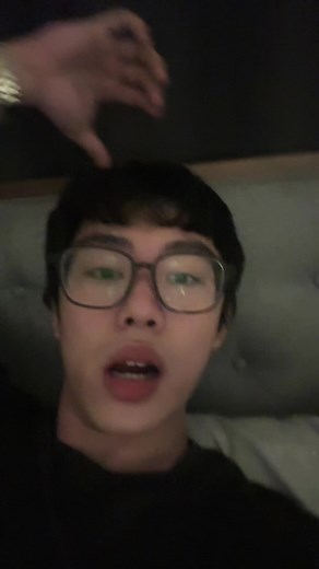 Stylish Bedroom with Tufted Headboard Design