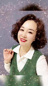你喜欢穿绿色衣服吗？绿色是一种平衡、和谐和和平的颜色，穿绿色衣服的女人通常是非常自然、平易近人和心灵手巧的人。她们喜欢大自然和健康的生活方式，通常是非常有艺术天赋和理智的人。这种女人通常非常善良、慷慨、可靠且有同情心