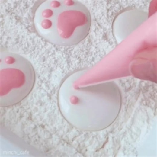 DIY Cute Paw-Shaped Candy Molds