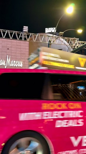 Vegas magic: even this late, Fashion Show Mall looks like daytime! 😍 #lasvegas #visitlasvegas #usa #fashionshowmall #nevada | Las Vegas Unseen