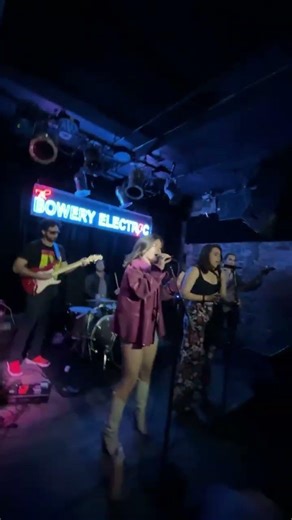 Lexi Bee 'Dreams' live at the Bowery Electric NYC
