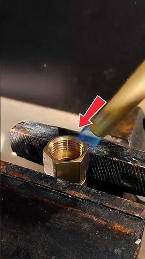 "Genius Trick to Cut Threads on PVC Pipe! 🔥🛠️ #Pipe #PVCHack #ToolTips
