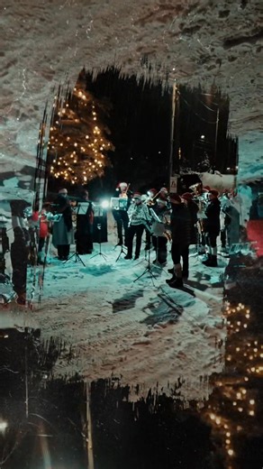 "På låven sitter nissen" er et helt nødvendig innslag på julegrantenning. Og nissen kom selvfølgelig😉 | Nannestad Janitsjarkorps