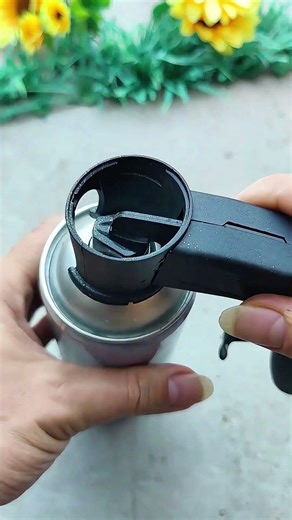 No more dirty hands! Look how convenient this is! And it's reusable! #HardwareTools #DailyNecessi...